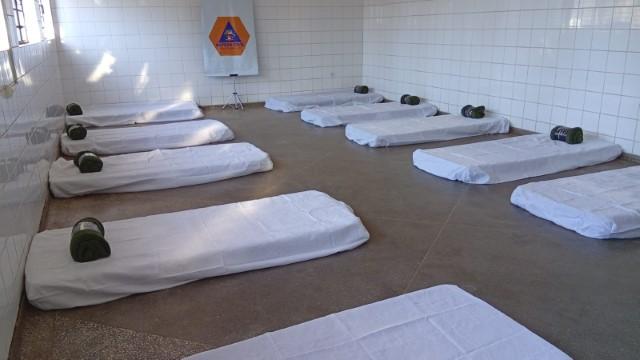 Defesa Civil e Assistência Social montam Dormitório Emergencial no Estádio Caetano Peretti - Sassom foto